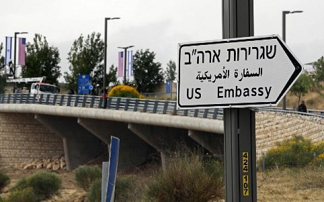Nouveau panneau de signalisation indiquant la direction de la nouvelle ambassade américaine, à Jérusalem, le 7 mai 2018. (Crédit : AFP / THOMAS COEX)