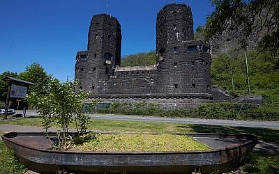 Les deux tours du pont de Remagen détruit, à Erpel, à côté de Remagen et Bonn, en Allemagne de l'ouest, le 7 mai 2018 (Crédit : / AFP PHOTO / dpa / Thomas Frey / Germany OUT
