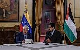 Le président palestinien Mahmud Abbas, à gauche, et son homologue vénézuélien lors d'une réunion au palais présidentiel de  Miraflores à Caracas, le 7 mai 2018 (Crédit :   / AFP PHOTO / Juan BARRETO
