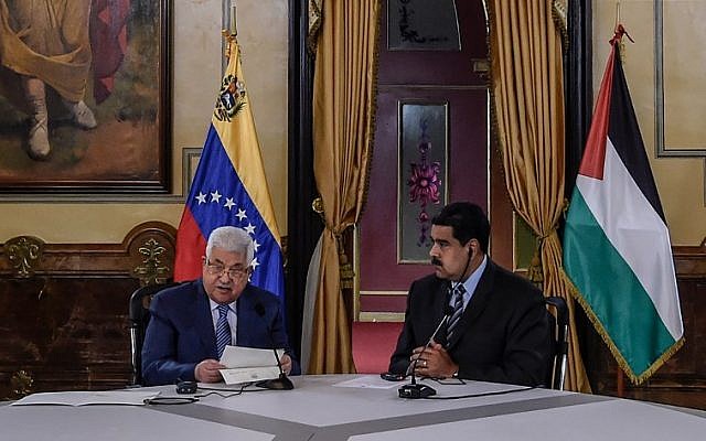 Le président palestinien Mahmud Abbas, à gauche, et son homologue vénézuélien lors d'une réunion au palais présidentiel de Miraflores à Caracas, le 7 mai 2018 (Crédit : / AFP PHOTO / Juan BARRETO Le président palestinien Mahmud Abbas, à gauche, et son homologue vénézuélien lors d'une réunion au palais présidentiel de Miraflores à Caracas, le 7 mai 2018 (Crédit : / AFP PHOTO / Juan BARRETO