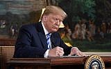 Le président américain Donald Trump signe un document rétablissant les sanctions contre l'Iran après avoir annoncé le retrait américain de l'accord nucléaire iranien, dans la salle d'accueil diplomatique de la Maison Blanche à Washington, le 8 mai 2018. (AFP / Saul Loeb)