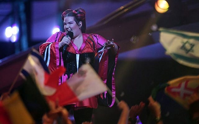 Netta Barzilai, candidate d'Israël à l'Eurovision 2018, a chanté la chanson 'Toy', le 8 mai 2018, à Lisbonne (AFP PHOTO / FRANCISCO LEONG)