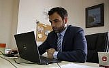 Omar Shakir, directeur de Human Rights Watch pour Israël et la Palestine, travaille à son bureau dans la ville de Ramallah, en Cisjordanie, le 9 mai 2018. (AFP Photo/Abbas Momani)