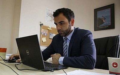 Omar Shakir, directeur de Human Rights Watch pour Israël et la Palestine, travaille à son bureau dans la ville de Ramallah, en Cisjordanie, le 9 mai 2018. (AFP Photo/Abbas Momani)