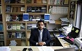 Le directeur de Human Rights Watch pour Israël et les territoires palestiniens, Omar Shakir, citoyen américain, est assis dans son bureau dans la ville de Ramallah, en Cisjordanie, le 9 mai 2018. (Crédit : ABBAS MOMANI/AFP)