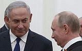 Le président russe Vladimir Poutine (à droite) avec le Premier ministre israélien Benjamin Netanyahu, au Kremlin à Moscou, le 9 mai 2018. (Crédit : SERGEI ILNITSKY/AFP)
