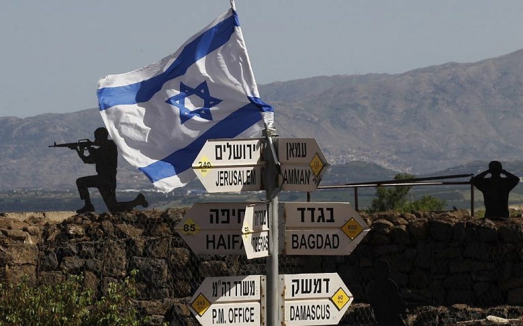 Un drapeau israélien placé sur le mont Bental sur le plateau du Golan, le 10 mai 2018 (Crédit : AFP PHOTO / JALAA MAREY) Un drapeau israélien placé sur le mont Bental sur le plateau du Golan, le 10 mai 2018 (Crédit : AFP PHOTO / JALAA MAREY)