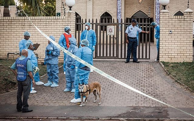 Les enquêteurs de police réunis à l'entrée de la mosquée de l'Imam Hussain dans les faubourgs de Durban après une attaque qui a fait un mort et deux blessés, le 10 mai 2018 (Crédit : AFP PHOTO / RAJESH JANTILAL) Les enquêteurs de police réunis à l'entrée de la mosquée de l'Imam Hussain dans les faubourgs de Durban après une attaque qui a fait un mort et deux blessés, le 10 mai 2018 (Crédit : AFP PHOTO / RAJESH JANTILAL)