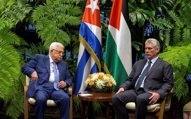 Le président palestinien Mahmoud Abbas, à gauche, et le président cubain Miguel Diaz-Canel au palais de la révolution de la Havane, à Cuba, le 11 mai 2018 (Crédit : / AFP PHOTO / POOL / Desmond Boylan)