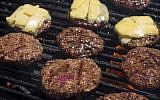 Illustration : Des hamburgers écologiques grillés au Farmer's Market de Washington, le 15 août 2013 ( / AFP PHOTO / Paul J. RICHARDS / )"