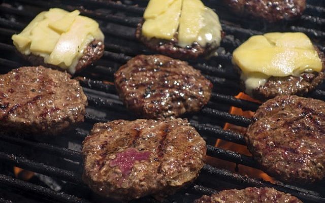 Illustration : Des hamburgers écologiques grillés au Farmer's Market de Washington, le 15 août 2013 ( / AFP PHOTO / Paul J. RICHARDS / )"