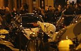 Un membre de l''équipe médico-légale inspecte le périmètre de la rue Monsigny, dans le cente de Paris, où a eu lieu une attaque qui a fait un mort et plusieurs blessés par un homme armé d'un couteau, qui a été abattu par la police, le 12 mai 2018 (Crédit :   / AFP PHOTO / GEOFFROY VAN DER HASSELT)