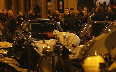 Un membre de l''équipe médico-légale inspecte le périmètre de la rue Monsigny, dans le cente de Paris, où a eu lieu une attaque qui a fait un mort et plusieurs blessés par un homme armé d'un couteau, qui a été abattu par la police, le 12 mai 2018 (Crédit :   / AFP PHOTO / GEOFFROY VAN DER HASSELT)