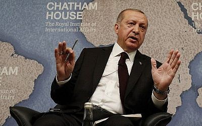 Le président turc Recep Tayyip Erdogan répond aux questions après avoir prononcé un discours à Chatham house à Londres, le 14 mai 2018 (Crédit :  AFP Photo/Adrian Dennis)