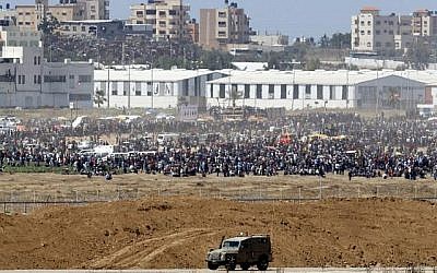 Des manifestants palestiniens se rassemblent le long de la barrière frontalière entre la bande de Gaza et Israël, le 14 mai 2018. (JACK GUEZ/AFP)