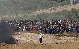 Des manifestants palestiniens se rassemblent le long de la barrière frontalière avec Israël, le 14 mai 2018 (JACK GUEZ / AFP)