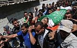 Funérailles de Mohammed Dwedar un Palestinien de 27 ans tué dans lors des émeutes frontalières. Il est enterré dans le camp de réfugiés de Nusseirat, à Gaza,, le 15 mai 2018. (Credit : AFP/ MOHAMMED ABED)