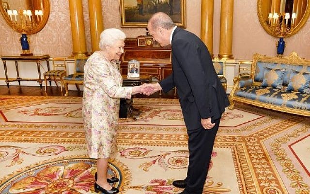 La reine Elizabeth II reçoit le président turc Recep Tayyip Erdogan à Buckingham Palace, le 15 mai 2018. (Crédit : AFP / POOL / John Stillwell) La reine Elizabeth II reçoit le président turc Recep Tayyip Erdogan à Buckingham Palace, le 15 mai 2018. (Crédit : AFP / POOL / John Stillwell)