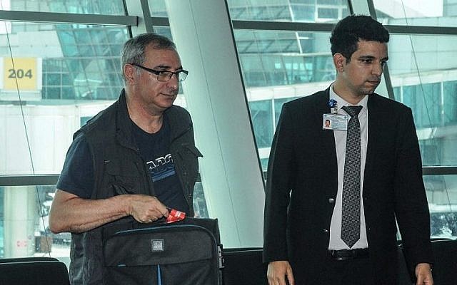 L'ambassadeur israélien en Turquie Eitan Na'eh à l'aéroport Ataturk d'Istanbul Ataturk, le 16 mai 2018. (Crédit : AFP PHOTO / DHA / DOGAN NEWS AGENCY)