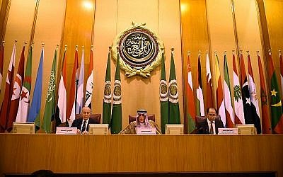 Le ministre saoudien des affaires étrangères Adel al-Jubeir, au centre, et le secrétaire-général de la Ligue arabe Ahmed Aboul Gheit, à gauche, lors d'une rencontre des ministres des affaires étrangères de la Ligue arabe; dans la capitale égyptienne du Caire, le 17 mai 2018 (Crédit :  AFP Photo/Mohamed El-Shahed)
