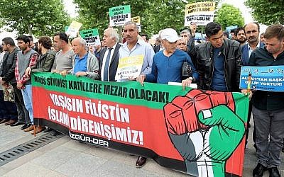 Des manifestants tiennent une banderole indiquant "Vive la résistance palestino-islamique" lors d'une protestation anti-israélienne le 18 mai 2018, devant la mosquée Hacibayram à Ankara. (Crédit : AFP/Adem Altan)