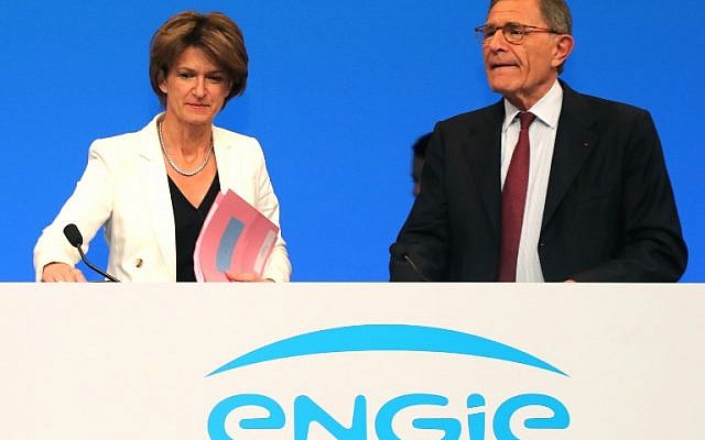 La directrice générale d'Engie - multinationale d'électricité française, - Isabelle Kocher, à gauche) et l'ancien directeur général de la firme  Gerard Mestrallet lors de l'assemblée générale d'Engie, le 18 mai 2018 à Paris (Crédit : / AFP PHOTO / JACQUES DEMARTHON