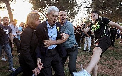 Le maire de la deuxième ville de Grèce - Thessalonique - Yiannis Boutaris, au centre, après avoir été agressé par des membres présumés d'extrême-droite au sein de sa municipalité, le 19 mai 2018 (Crédit : AFP/Eurokinissi/Eurokinissi)