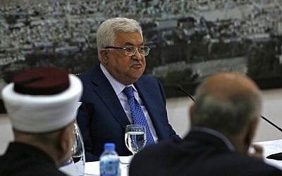 Le président de l'Autorité palestinienne Mahmoud Abbas s'adresse aux dirigeants palestiniens dans la ville de Ramallah, en Cisjordanie, le 14 mai 2018. (ABBAS MOMANI/AFP)