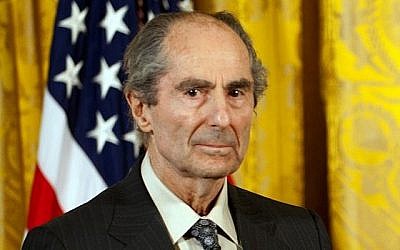 Cette photo  prise le 2 mars 2011 montre le romancier américain Philip Roth lors d'une cérémonie à la Maison Blanche à Washington DC, où il a reçu la Médaille nationale des humanités. (PHOTO AFP / Jim WATSON)