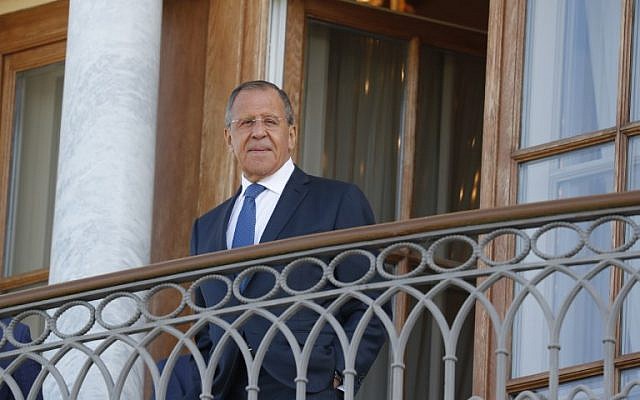 Le ministre russe des Affaires étrangères Sergei Lavrov se tient debout sur le balcon avant la rencontre du président Vladimir Poutine avec le président français Emmanuel Macron au Palais Konstantin à Strelna, près de Saint-Pétersbourg, le 24 mai 2018. (GRIGORY DUKOR/AFP) Le ministre russe des Affaires étrangères Sergei Lavrov se tient debout sur le balcon avant la rencontre du président Vladimir Poutine avec le président français Emmanuel Macron au Palais Konstantin à Strelna, près de Saint-Pétersbourg, le 24 mai 2018. (GRIGORY DUKOR/AFP)
