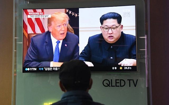 Donald Trump et Kim Jong Un à la télévision américaine, le 25 mai 2018. (Crédit :  AFP PHOTO / Jung Yeon-je)