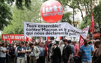 Manifestation anti-Macron organisée par des organisations politiques, associations et syndicats pour protester contre le président français et la politique du gouvernement, à Paris le 26 mai 2018. (Crédit : AFP/Jacques Demarthon)