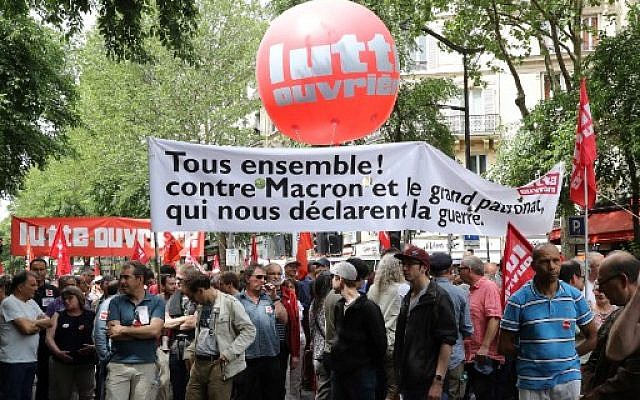 Manifestation anti-Macron organisée par des organisations politiques, associations et syndicats pour protester contre le président français et la politique du gouvernement, à Paris le 26 mai 2018. (Crédit : AFP/Jacques Demarthon)