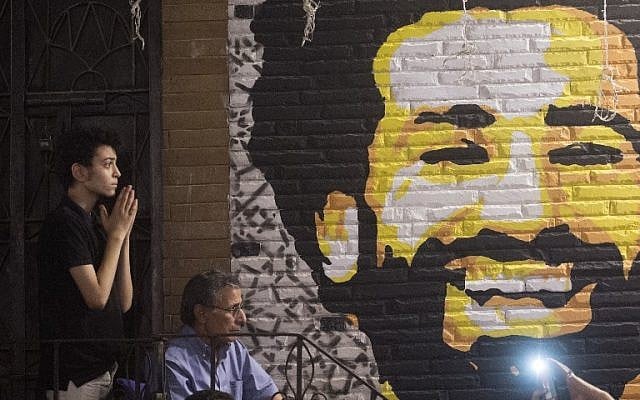 Un homme réagit en regardant le match final de la Ligue des champions UEFA entre le Real Madrid et Liverpool, dans un coffee shop du Caire, en Egypte. Au mur, un portrait de Mohamed Salah, avant de l'équipe de Liverpool, le 26 mai 2018 (Crédit : / AFP PHOTO / KHALED DESOUKI Un homme réagit en regardant le match final de la Ligue des champions UEFA entre le Real Madrid et Liverpool, dans un coffee shop du Caire, en Egypte. Au mur, un portrait de Mohamed Salah, avant de l'équipe de Liverpool, le 26 mai 2018 (Crédit : / AFP PHOTO / KHALED DESOUKI
