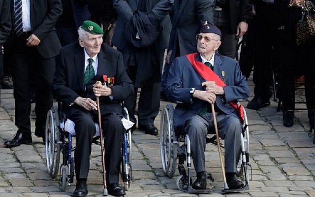 Yves De Daruvar, à droite, avec Hubert Germain, tous deux compagnions de la Libération, aux Invalides à Paris, le 22 septembre 2017. (Crédit  : AFP/ Thomas Samson)