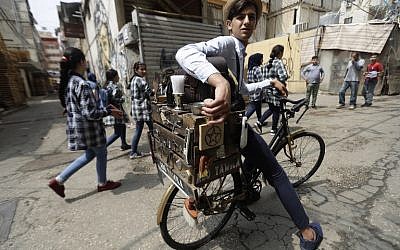 Mohammed, barbier ambulant libanais connu sous le nom de “Abo Tawil,” aux abords du camp de réfugiés palestinien de Burj al-Barajneh, au sud de la capitale de Beyrouth, le 29 mai 2018 (Crédit : AFP PHOTO / JOSEPH EID)