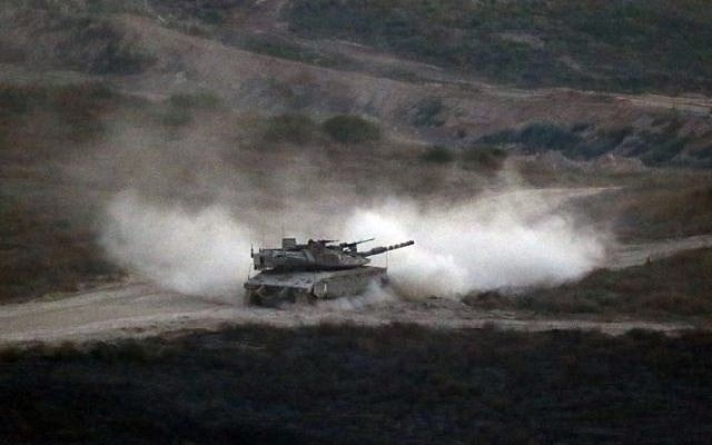 Un char de l'armée israélienne patrouille le long de la frontière entre Israël et la bande de Gaza le 29 mai 2018. (Jack GUEZ/AFP)