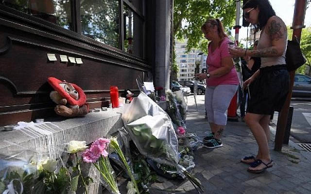 Les Liégeois rendent hommage aux victimes de l'attentat du 29 mai 2018. (Crédit : AFP PHOTO / Emmanuel DUNAND) Les Liégeois rendent hommage aux victimes de l'attentat du 29 mai 2018. (Crédit : AFP PHOTO / Emmanuel DUNAND)
