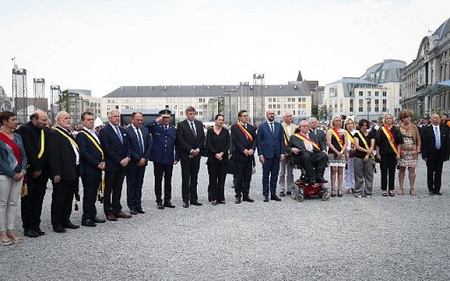 Le Premier ministre Charles Michel et d'autres fonctionnaires rendent hommage aux victimes de l'attentat de Liège, le 30 mai 2018. (Crédit : AFP PHOTO / BELGA / VIRGINIE LEFOUR / Belgium OUT) Le Premier ministre Charles Michel et d'autres fonctionnaires rendent hommage aux victimes de l'attentat de Liège, le 30 mai 2018. (Crédit : AFP PHOTO / BELGA / VIRGINIE LEFOUR / Belgium OUT)