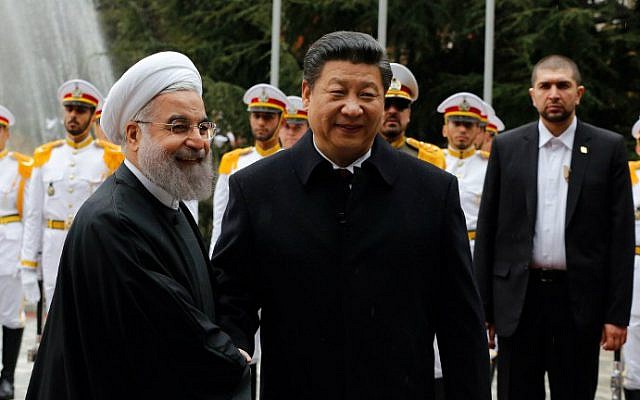 Le président iranien Hassan Rouhani shakes et son homologue chinois Xi Jinping à Téhéran, le 23 janvier 2016. (STR/AFP) Le président iranien Hassan Rouhani shakes et son homologue chinois Xi Jinping à Téhéran, le 23 janvier 2016. (STR/AFP)