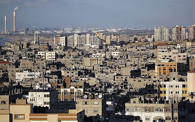 Une photo prise le 1er novembre 2017 montre une vue générale des constructions du centre-ville de Gaza et le port israélien d'Ashkelon en arrière-plan. (Crédit : AFP PHOTO / THOMAS COEX) Une photo prise le 1er novembre 2017 montre une vue générale des constructions du centre-ville de Gaza et le port israélien d'Ashkelon en arrière-plan. (Crédit : AFP PHOTO / THOMAS COEX)