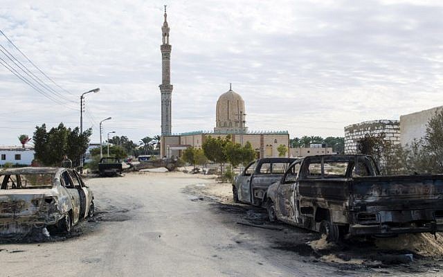 La mosquée Rawda, à 40 km de El-Arish, après un attentat le 25 novembre, 2017. (Crédit: AFP)