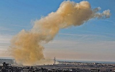 Une photo prise le 28 novembre 2017 depuis Rafah, dans le sud de la bande de Gaza, montre de la fumée qui s'élève à la suite d'une explosion près de la frontière du côté égyptien de la ville divisée. (AFP/SAID KHATIB)