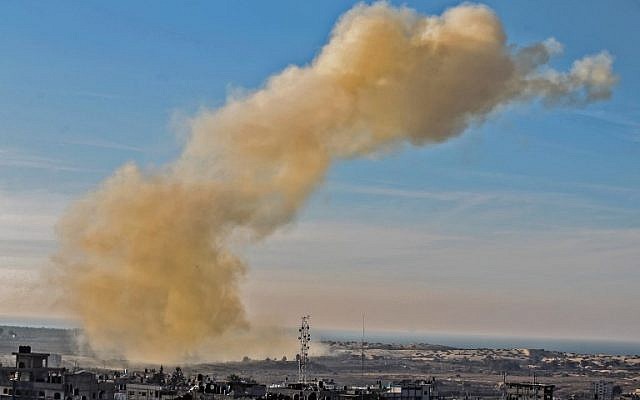 Une photo prise le 28 novembre 2017 depuis Rafah, dans le sud de la bande de Gaza, montre de la fumée qui s'élève à la suite d'une explosion près de la frontière du côté égyptien de la ville divisée. (AFP/SAID KHATIB) Une photo prise le 28 novembre 2017 depuis Rafah, dans le sud de la bande de Gaza, montre de la fumée qui s'élève à la suite d'une explosion près de la frontière du côté égyptien de la ville divisée. (AFP/SAID KHATIB)