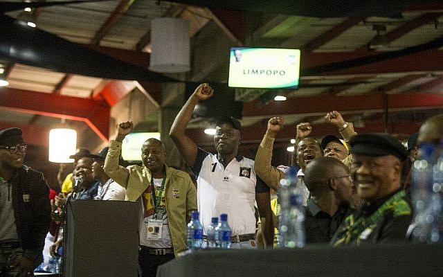 Les délégués du Congrès national africain saluent le discours de clôture de leur  président récemment élu Cyril Rampahosa, au dernier jour de la 54ème conférence de l'ANP à Johannesburg, le 20 décembre2017.  (Crédit : / AFP PHOTO / WIKUS DE WET)