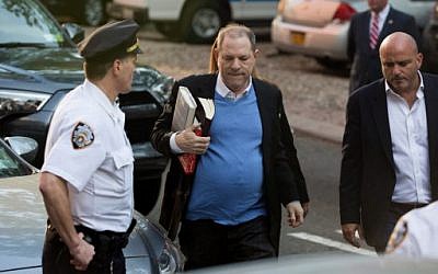 Harvey Weinstein se livre à la police de New York en vue d'une probable inculpation, sept mois après des accusations de viol et de harcèlement, le 25 mai 2018. (Crédit : Kevin Hagen/Getty Images/AFP)