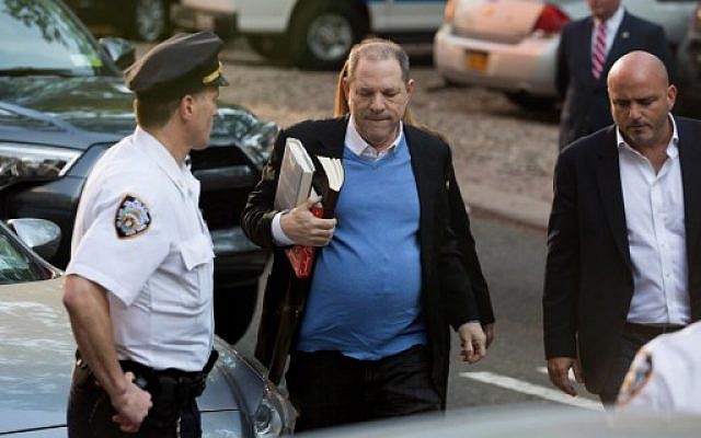 Harvey Weinstein se livre à la police de New York en vue d'une probable inculpation, sept mois après des accusations de viol et de harcèlement, le 25 mai 2018. (Crédit : Kevin Hagen/Getty Images/AFP) Harvey Weinstein se livre à la police de New York en vue d'une probable inculpation, sept mois après des accusations de viol et de harcèlement, le 25 mai 2018. (Crédit : Kevin Hagen/Getty Images/AFP)