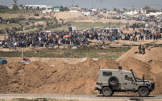 Des soldats de Tsahal du côté israélien de la bande de Gaza, alors que des milliers de Palestiniens manifestent à proximité de la barrière frontalière, le 6 avril 2018. (Hadas Parush / Flash90) Des soldats de Tsahal du côté israélien de la bande de Gaza, alors que des milliers de Palestiniens manifestent à proximité de la barrière frontalière, le 6 avril 2018. (Hadas Parush / Flash90)