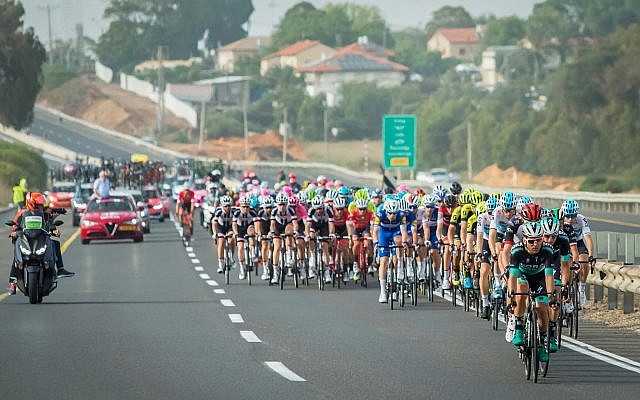 Les cyclistes durant la deuxième étape du Giro, à proximité de Beit Yanai, le 5 mai 2018 (Chen Leopold / Flash90) Les cyclistes durant la deuxième étape du Giro, à proximité de Beit Yanai, le 5 mai 2018 (Chen Leopold / Flash90)
