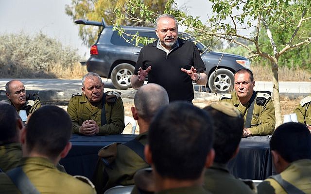 Le ministre de la Défense Avigdor Liberman, debout, durant une tournée des forces israéliennes déployées aux abords de la bande de Gaza, le 18 mai 2018 (Crédit : Unité du porte-parole de l'armée israélienne) Le ministre de la Défense Avigdor Liberman, debout, durant une tournée des forces israéliennes déployées aux abords de la bande de Gaza, le 18 mai 2018 (Crédit : Unité du porte-parole de l'armée israélienne)